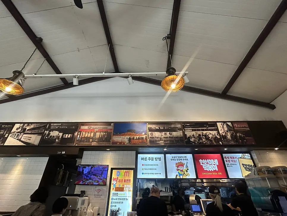 整齐摆放剪刀、夹子和小碟的自助小菜台