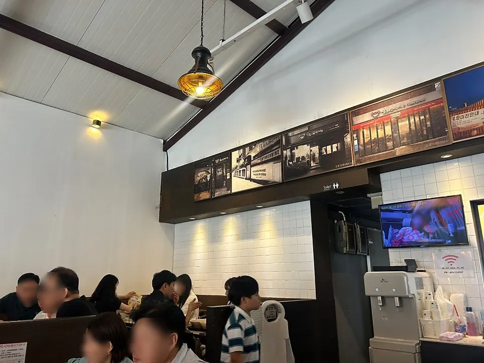 灯光明亮的店内座位区