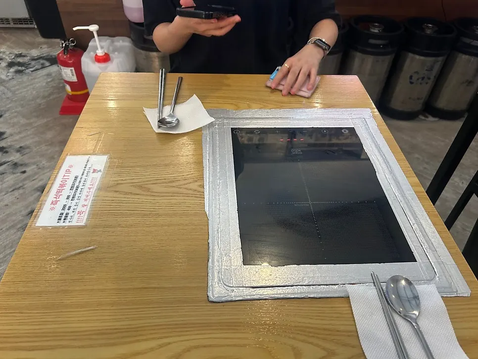 宽敞开阔的小吃店大厅内部