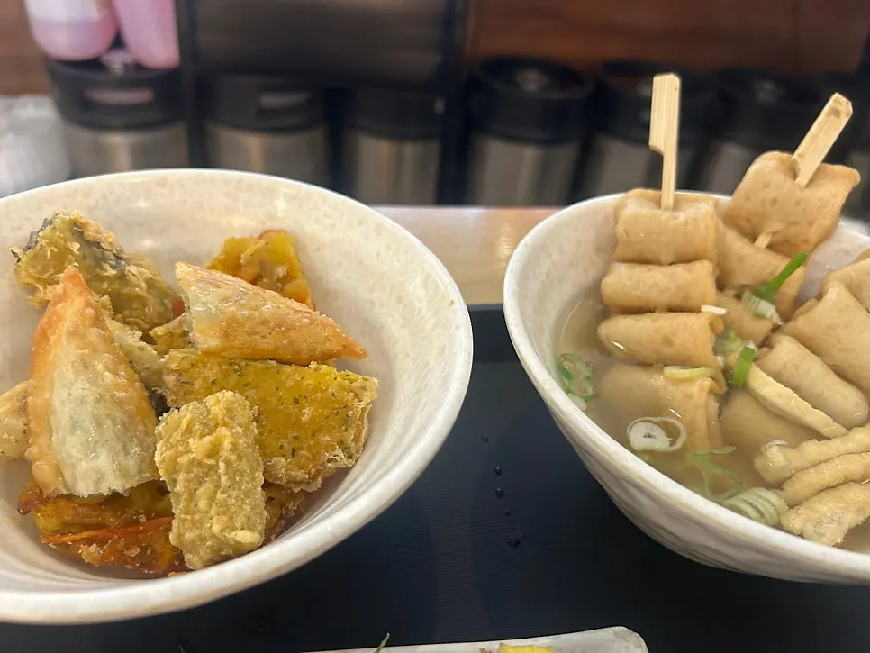 装有紫菜卷和饺子的什锦炸物