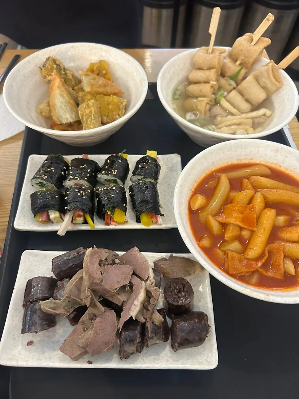 配汤汁的串鱼糕