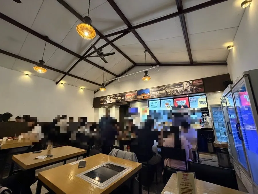 View around the entrance of Hyeonseonine Yongsan Main Branch