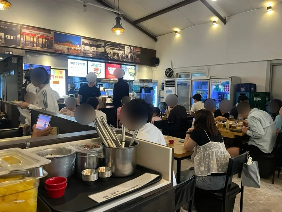 Spacious interior of Hyeonseonine Yongsan Main Branch
