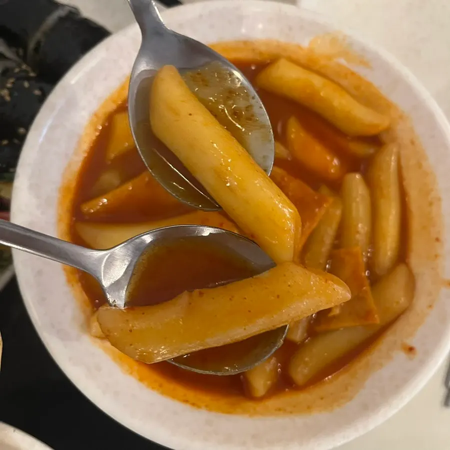 Spicy tteokbokki sauce and rice cakes