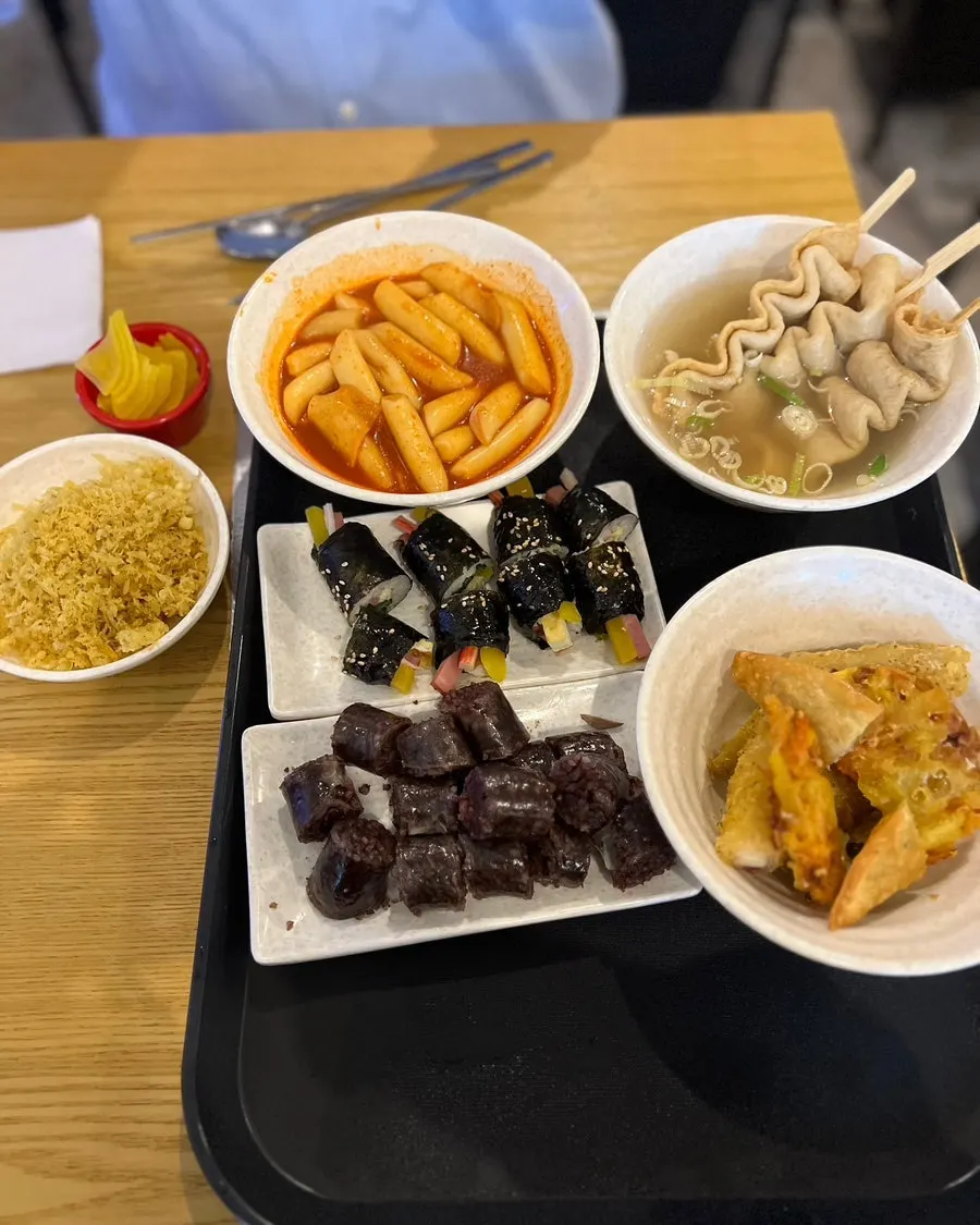떡볶이와 김밥 순대가 함께 놓인 콤보세트