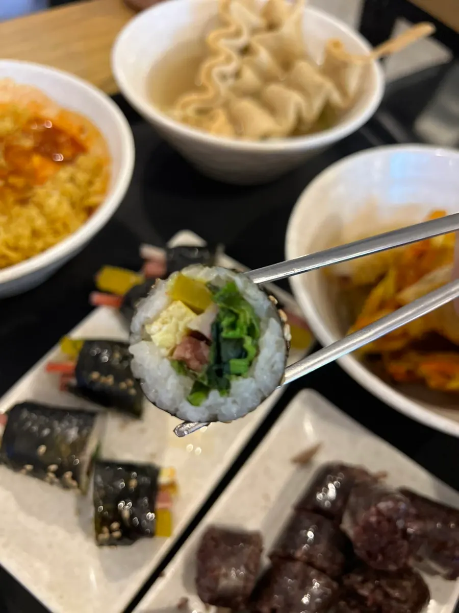 떡볶이 국물에 찍은 꼬불이 오뎅
