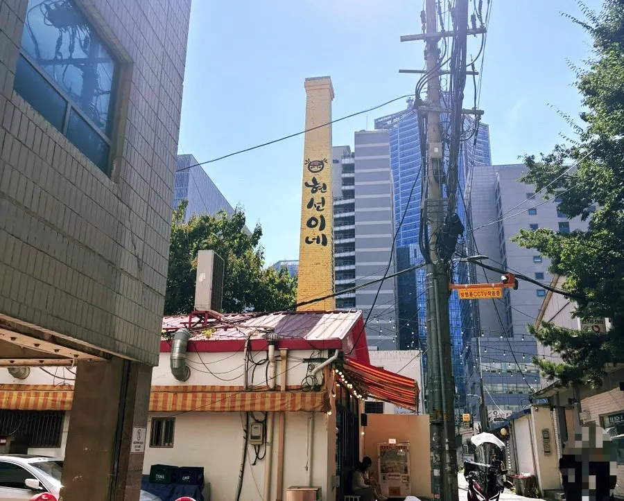 Walking through the Yongridan-gil alley toward Hyeonseonine Yongsan Main Branch