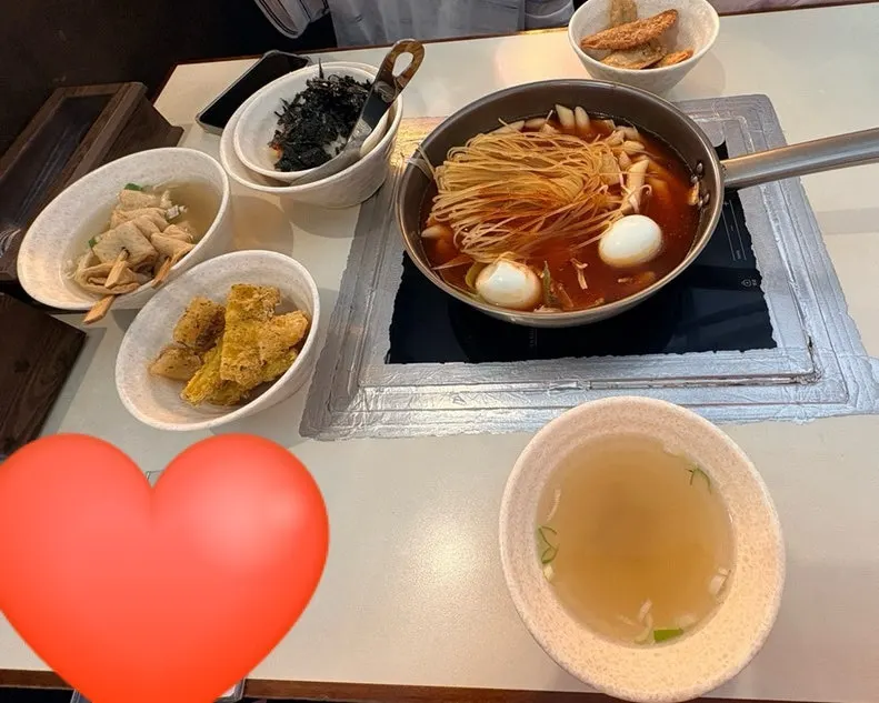 Tteokbokki and curly fish cake served all at once