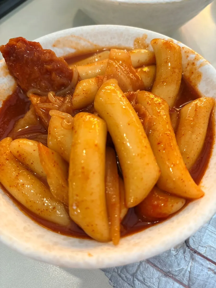 Hyeonseonine's instant tteokbokki bubbling away