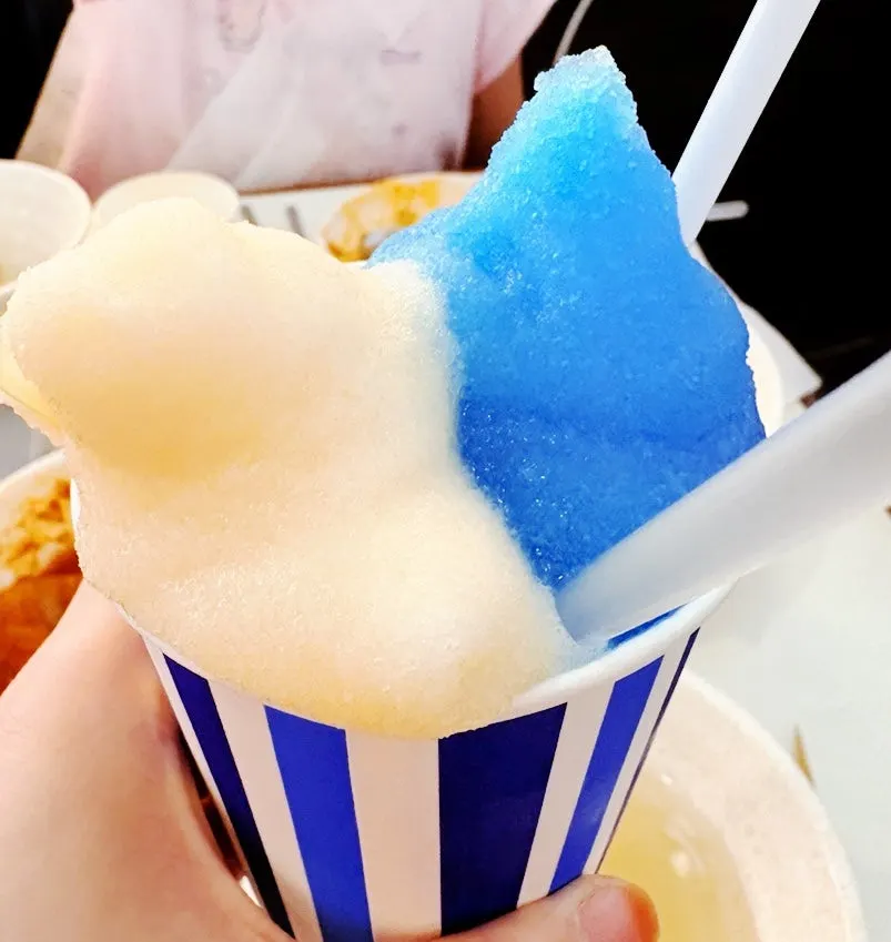 Slushie machine with coolpis and papaya flavors