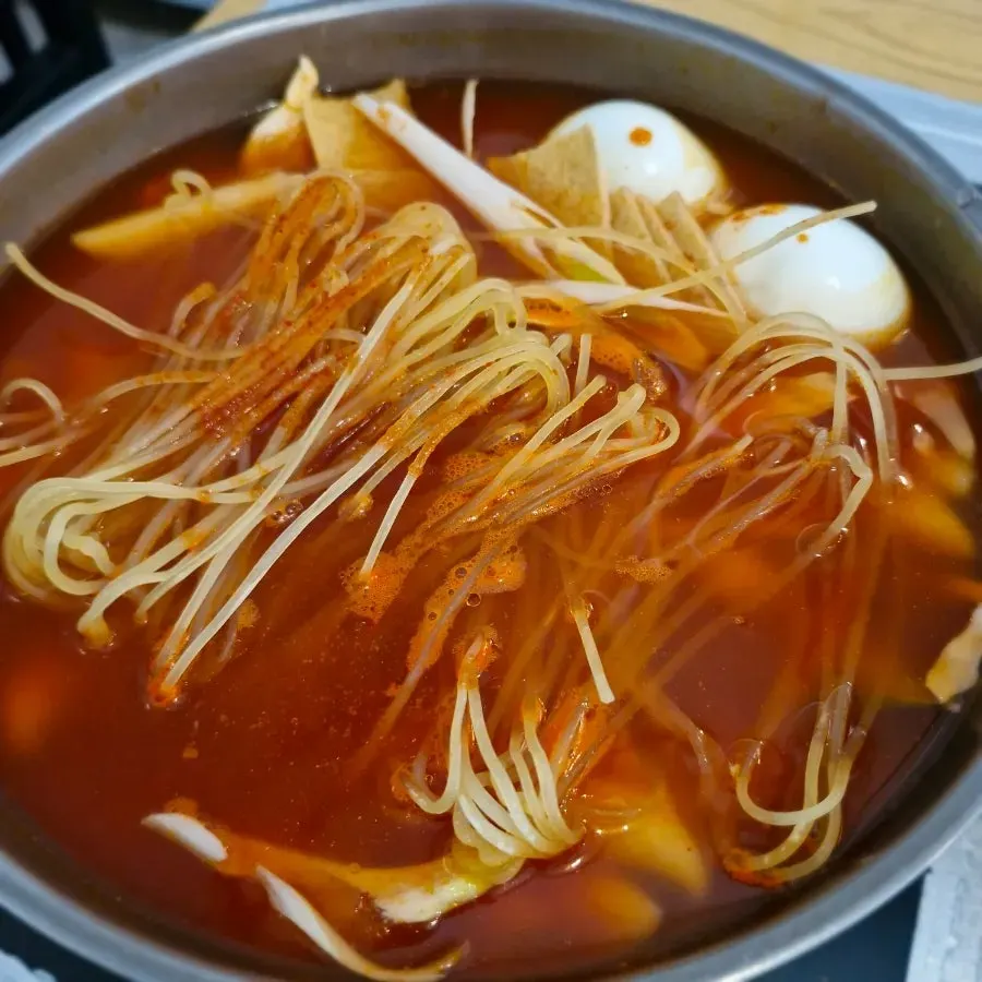 떡과 어묵이 가득 담긴 즉석떡볶이 냄비