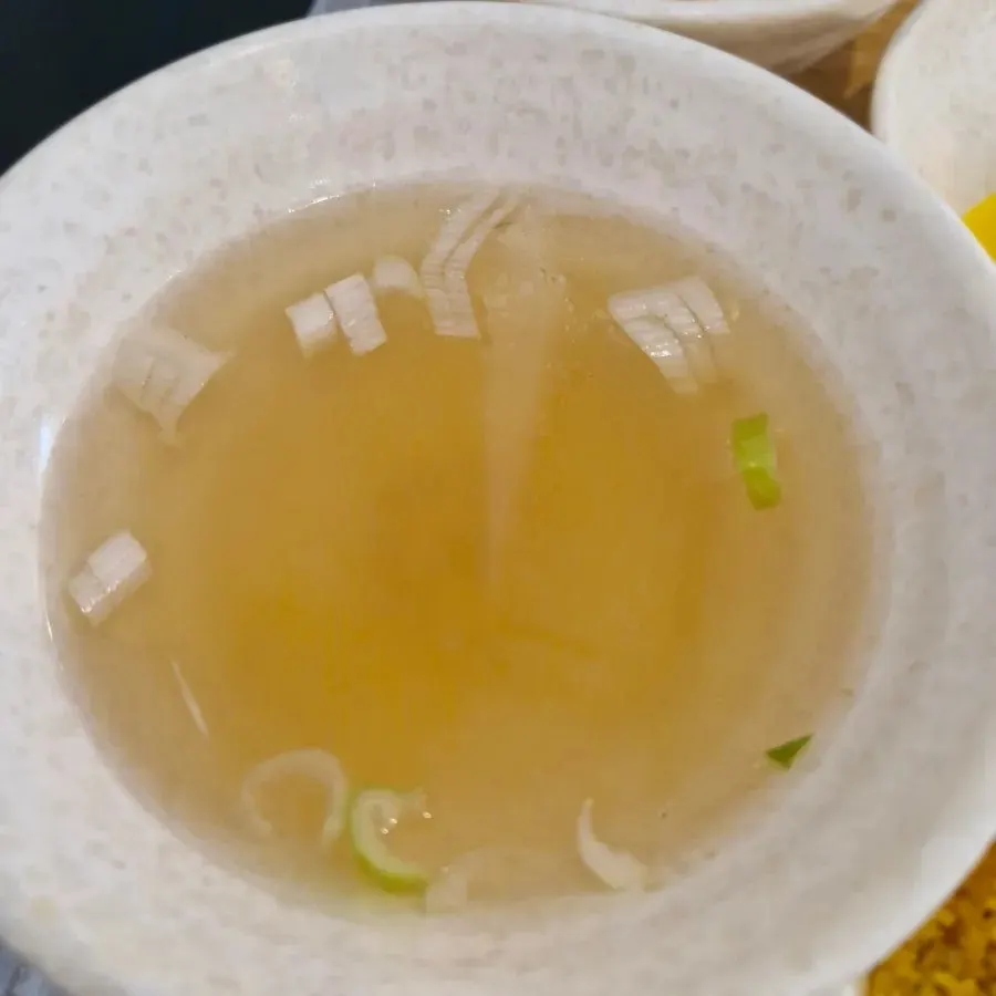 계란과 당면 사리가 올라간 즉석떡볶이