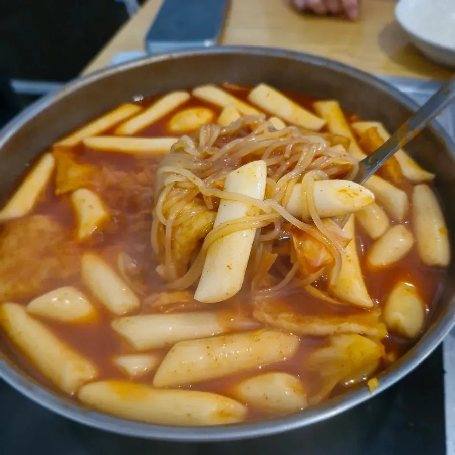 양념이 배어든 떡볶이 떡과 어묵