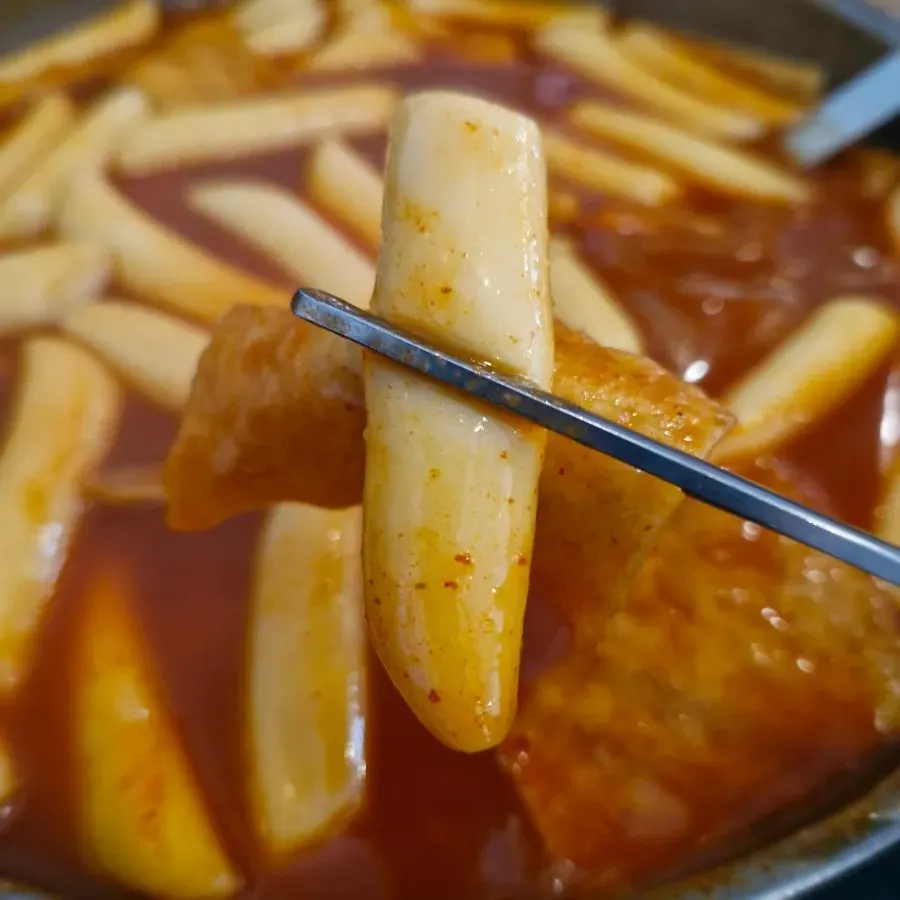 양념 흡수한 당면사리 건져 올린 모습