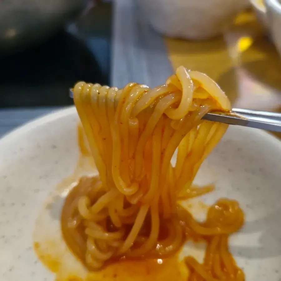 즉석떡볶이 한 입 먹기 직전 클로즈업