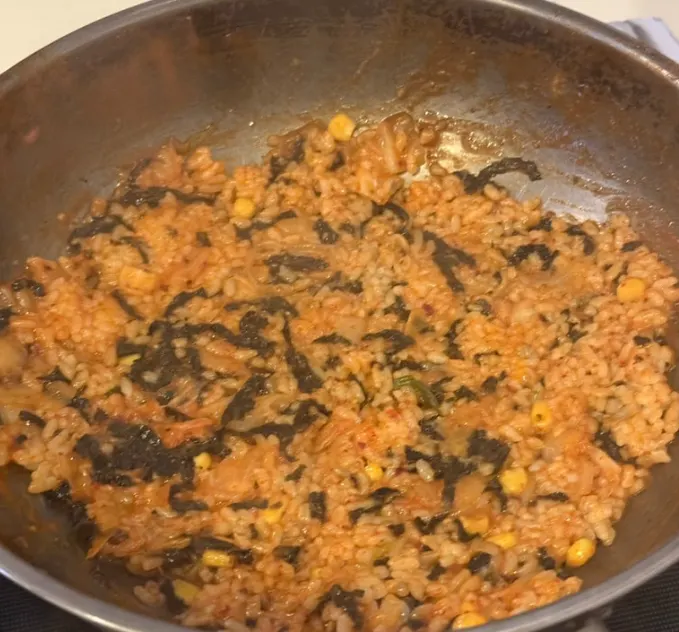 볶음밥용 밥과 김치, 김가루 준비