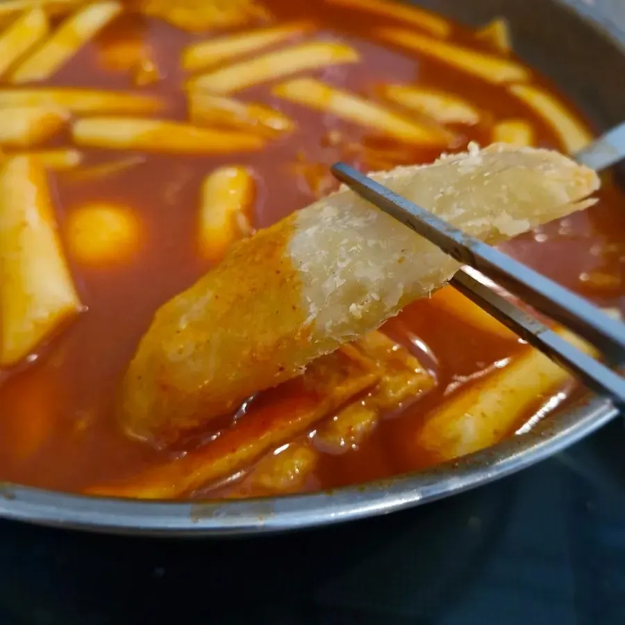 김가루 뿌려 완성한 볶음밥