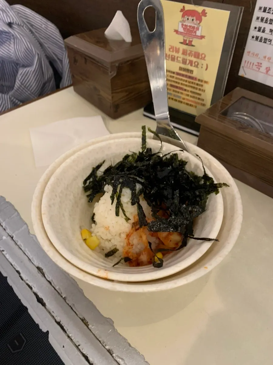즉석떡볶이에 올린 야끼만두와 계란
