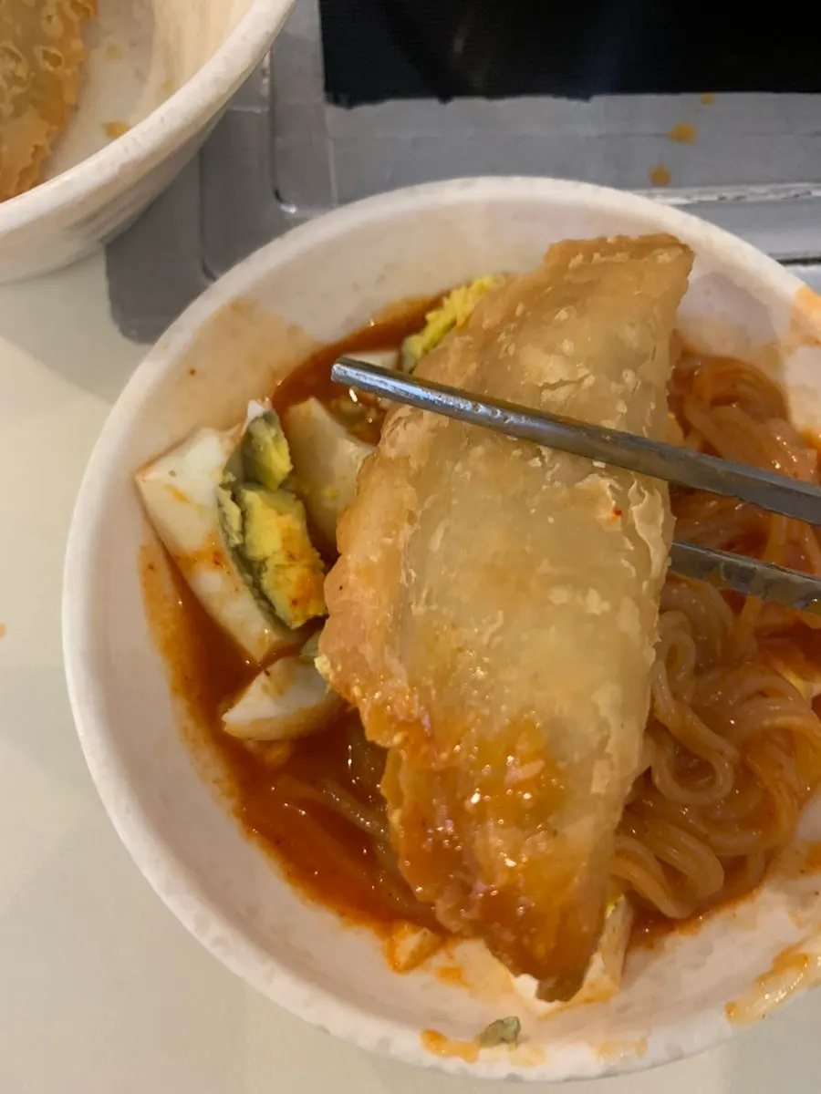 계란 으깨 떡볶이 국물에 비빈 모습