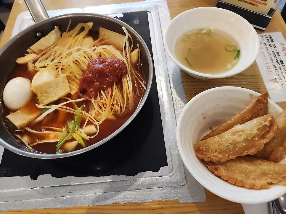 간장 소금 단무지 튀김 부스러기가 놓인 셀프바