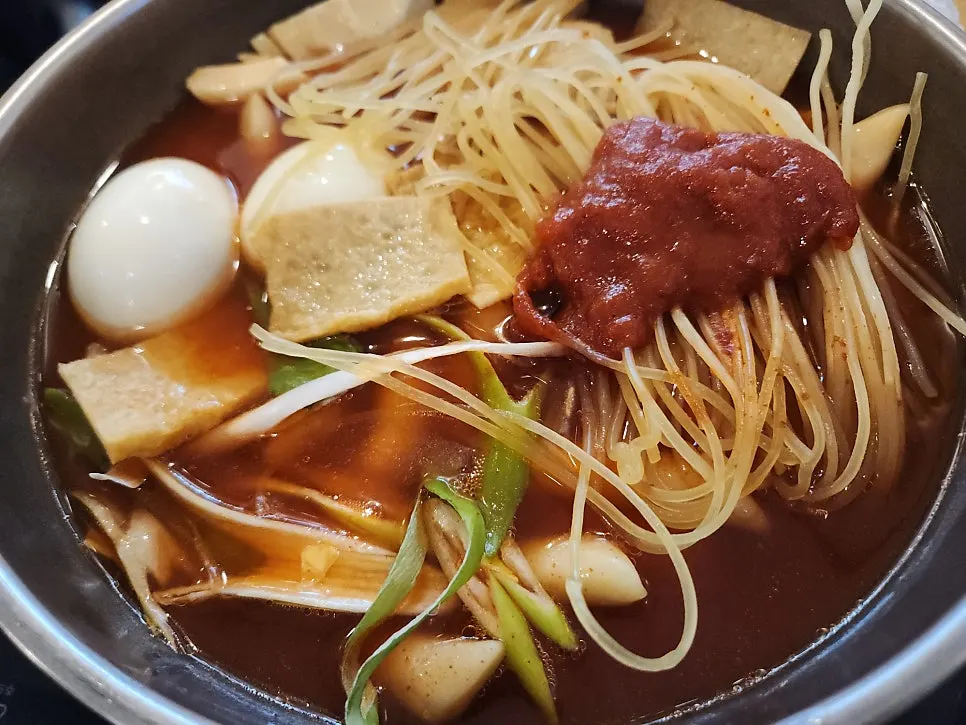 테이블에 놓인 즉석떡볶이 먹는 팁 안내