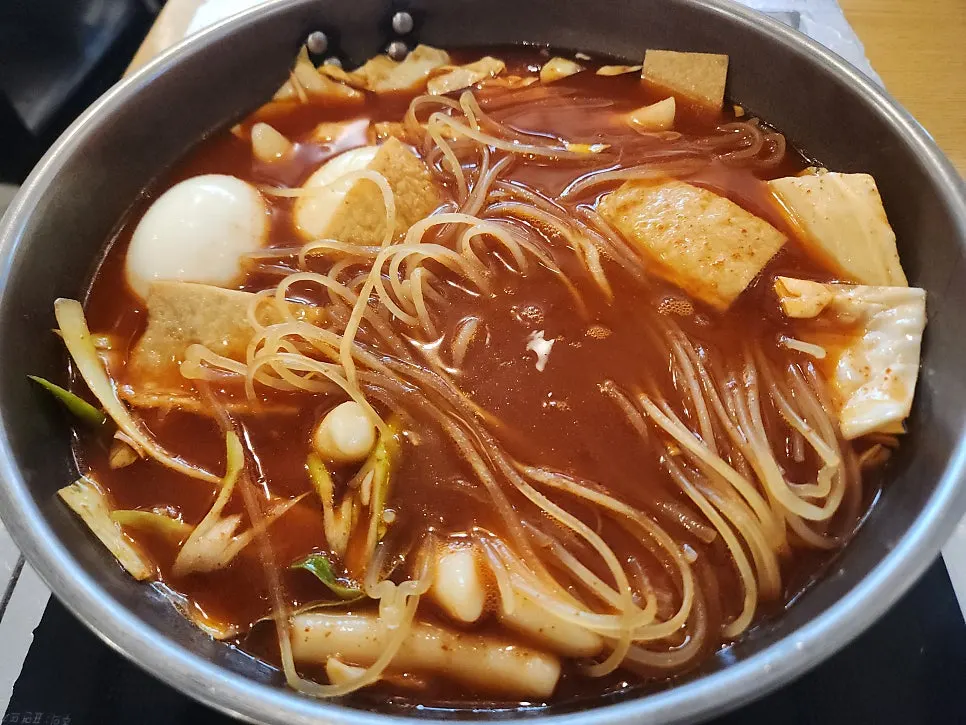 보통맛 즉석떡볶이 빨간 양념과 밀떡
