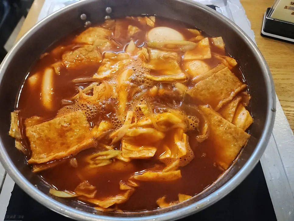 떡과 어묵 재료가 담겨 나온 즉석떡볶이 냄비