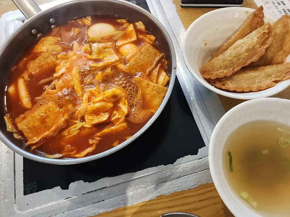 끓기 시작한 즉석떡볶이 냄비