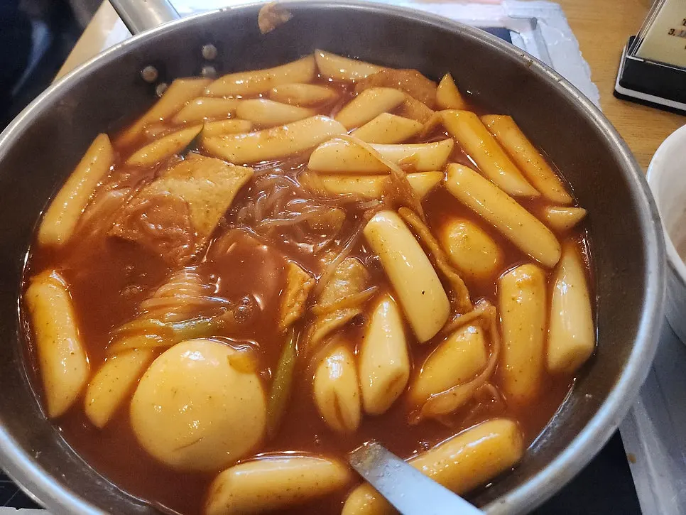양념을 머금은 밀떡과 어묵 한 숟갈