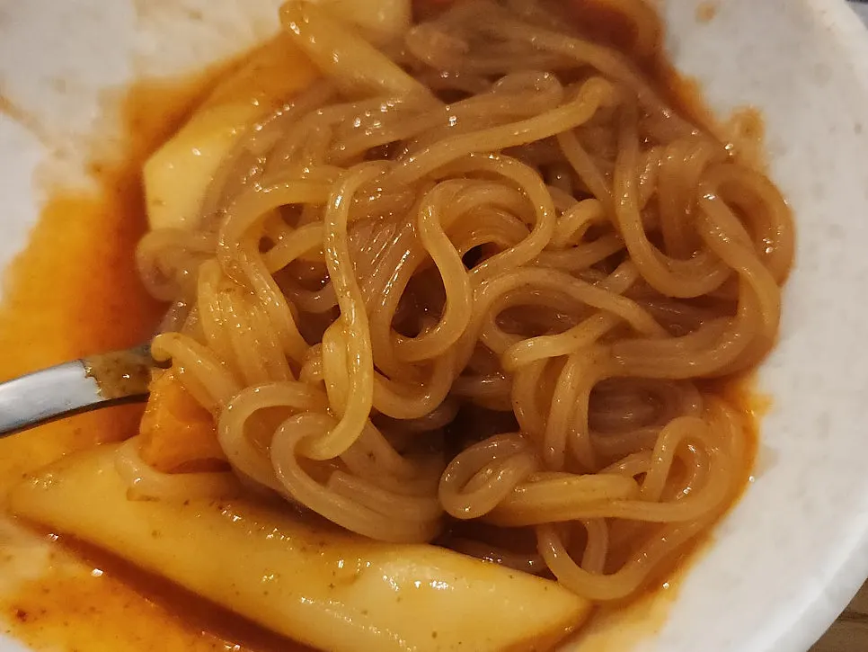 즉석떡볶이 냄비 속 건져 올린 떡