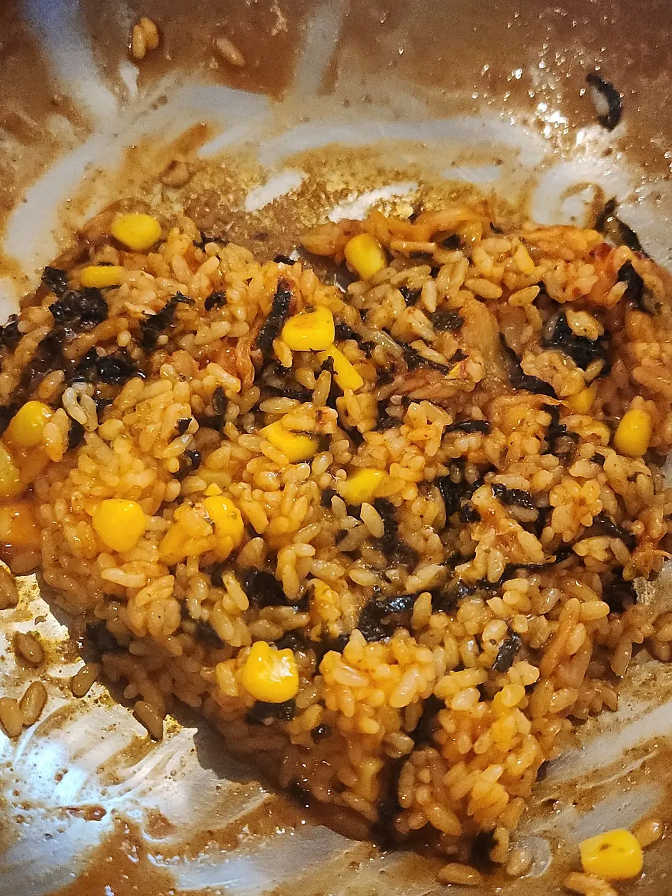 김치와 콘옥수수를 넣어 완성한 떡볶이 볶음밥
