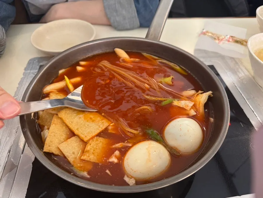 쫄면과 계란 2개가 올라간 즉석떡볶이 냄비