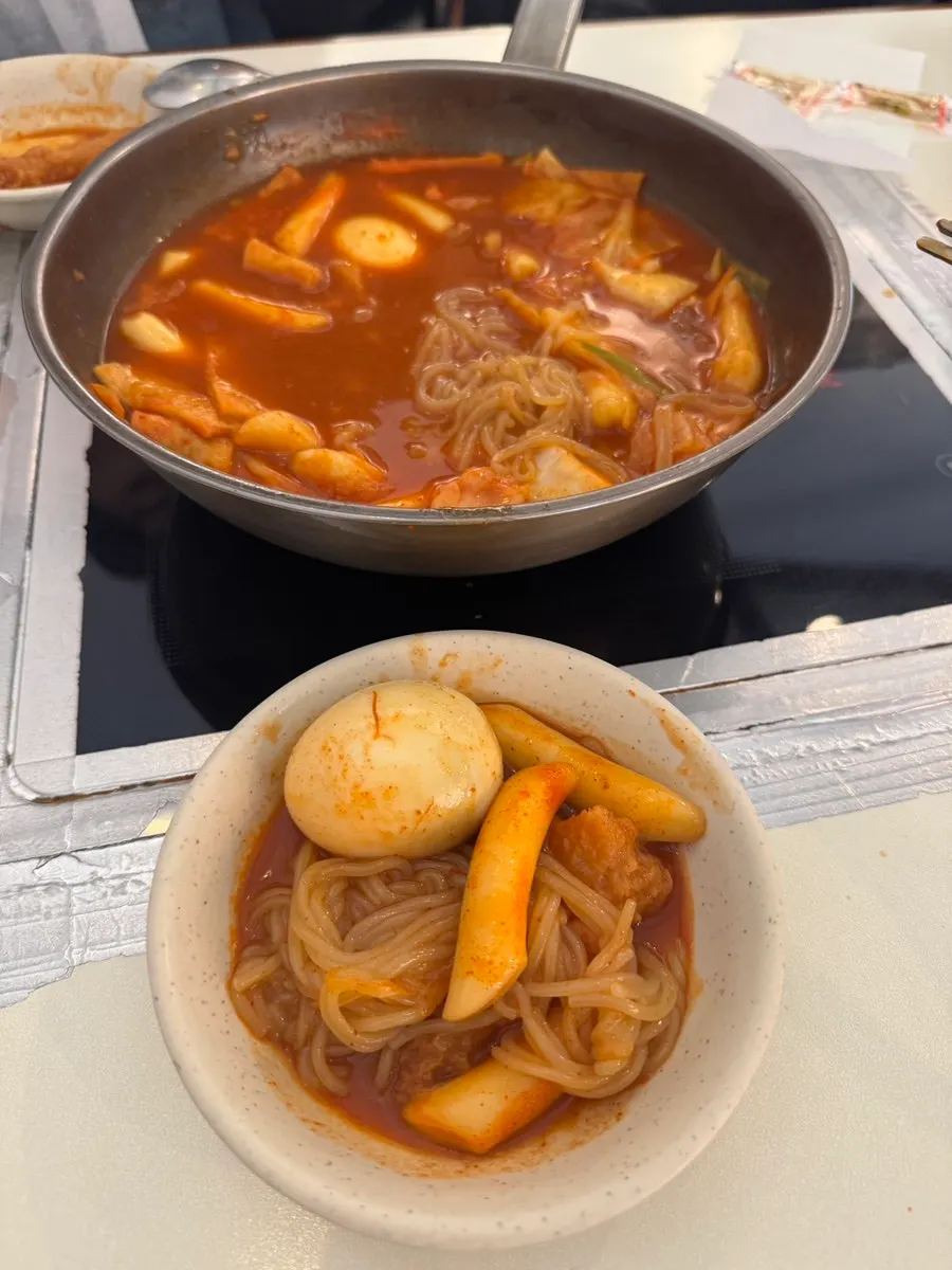 앞접시에 덜어 먹는 떡볶이와 쫄면