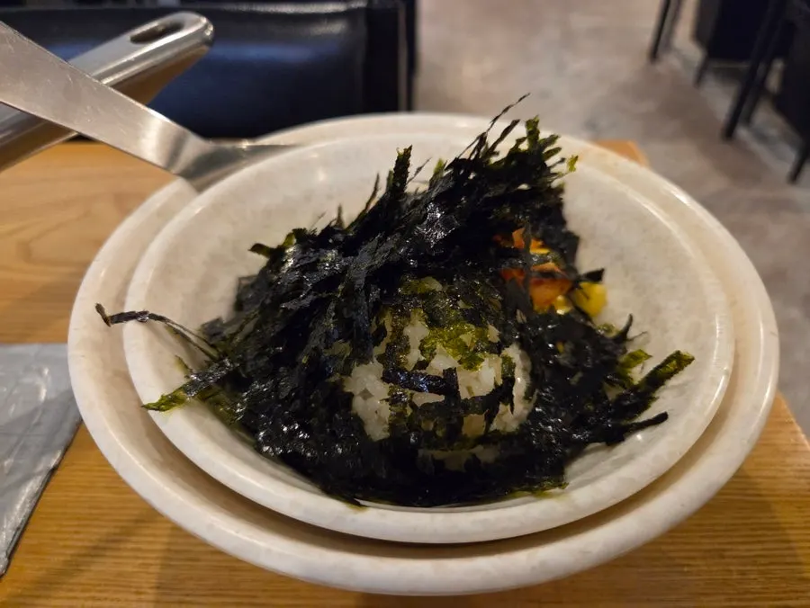 즉석떡볶이 냄비와 곁들인 반찬