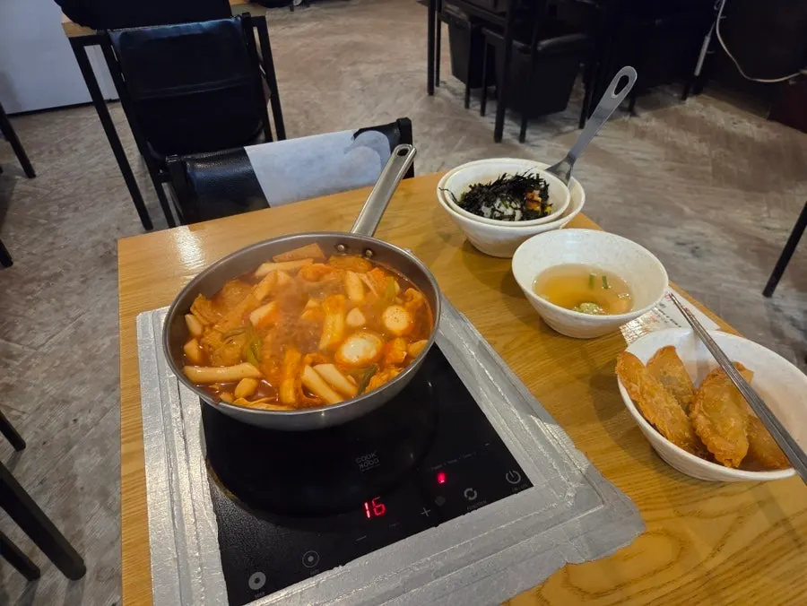 떡볶이 양념에 담근 튀김만두