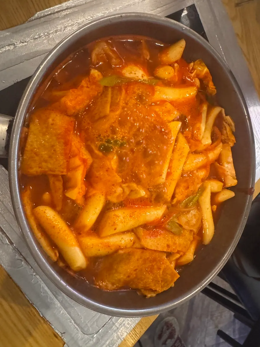눌어붙은 볶음밥을 긁어 담은 숟가락