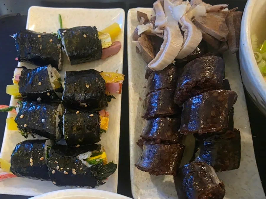 떡볶이 국물에 적신 바삭한 튀김가루