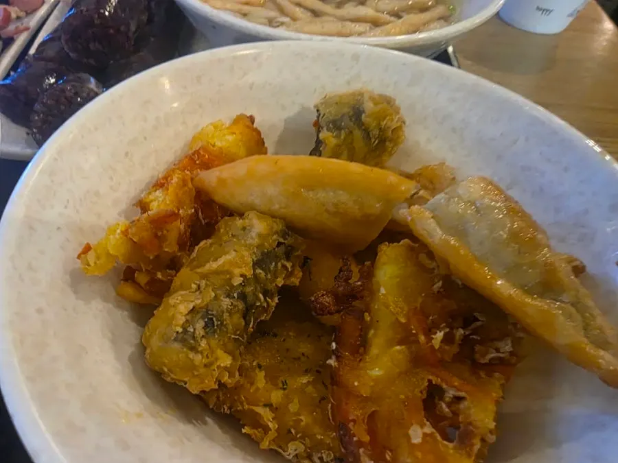 접시에 덜어 담은 떡볶이 한 입