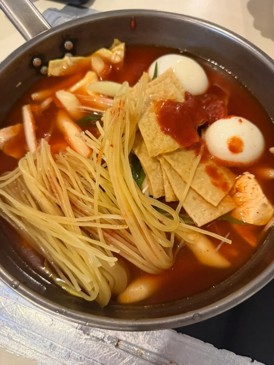 Chewy rice cakes in Hyeonseonine's tteokbokki