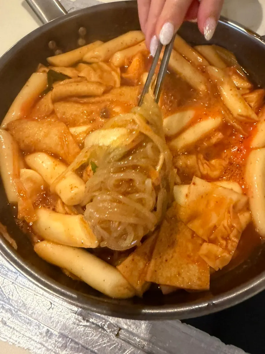 Hyeonseonine's tteokbokki paired with fried food