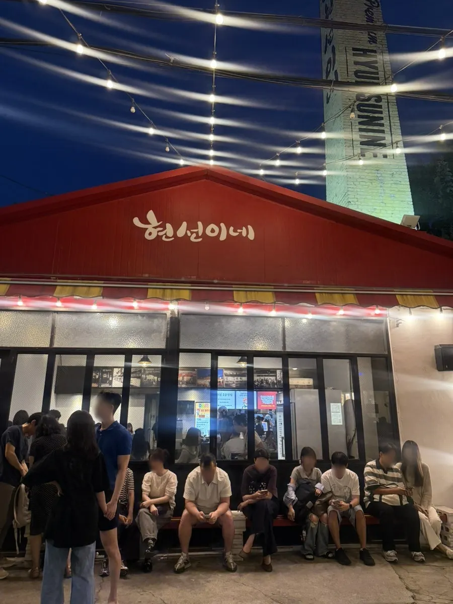 周六晚上贤善家龙山本店店门口