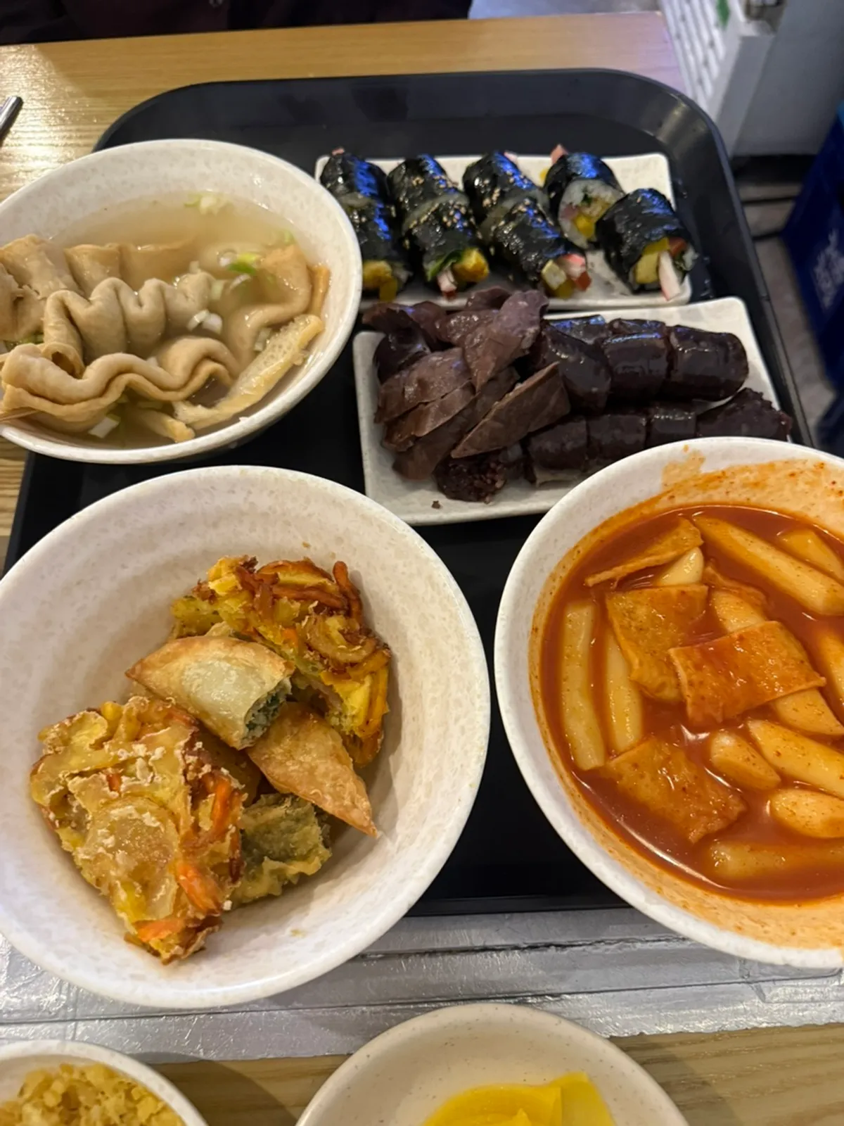 贤善组合套餐的辣炒年糕与炸物一桌