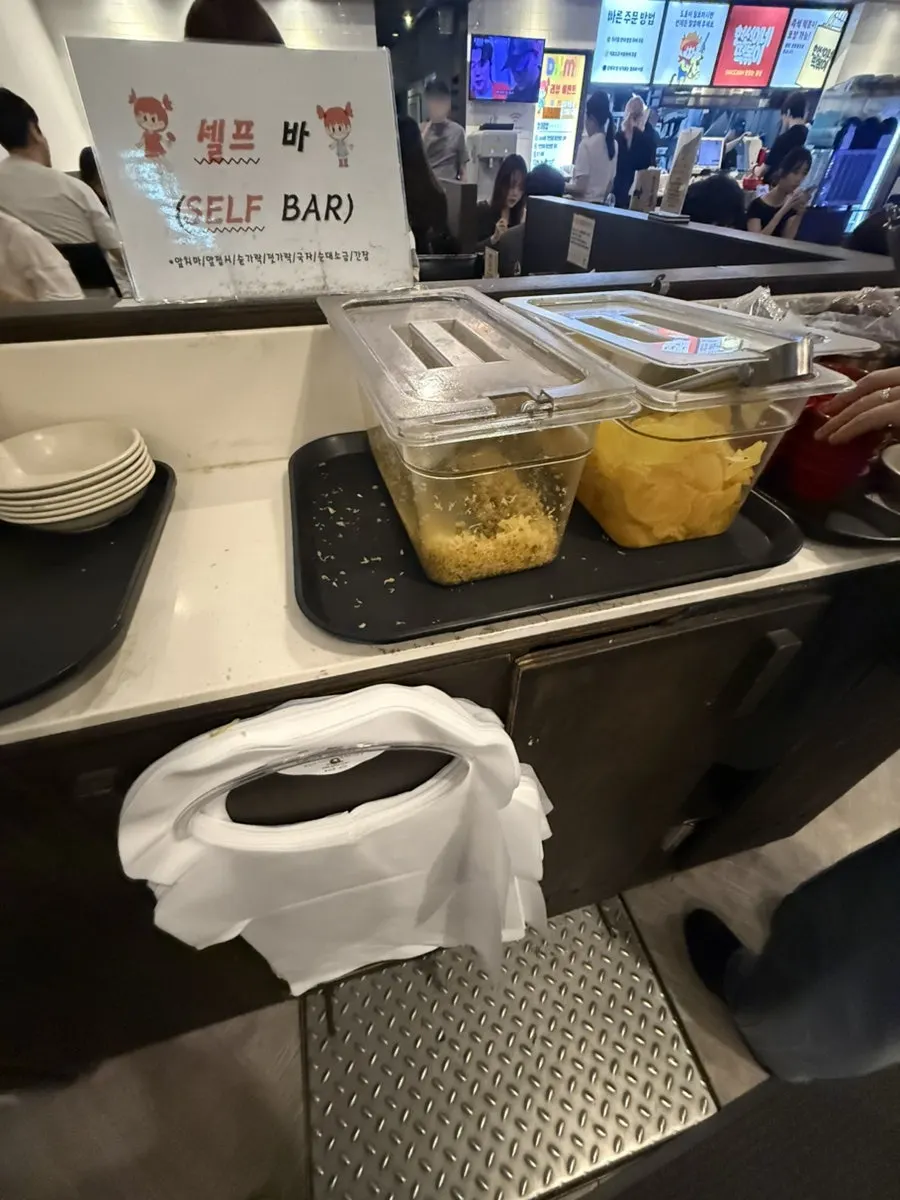 辣炒年糕蘸炸物碎屑的样子