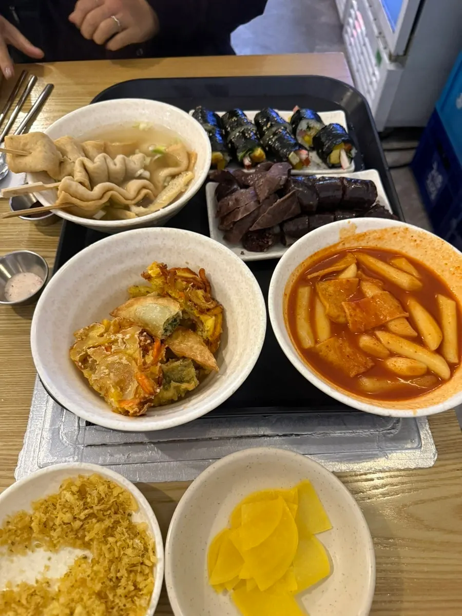 配着炸物碎屑吃的一口辣炒年糕