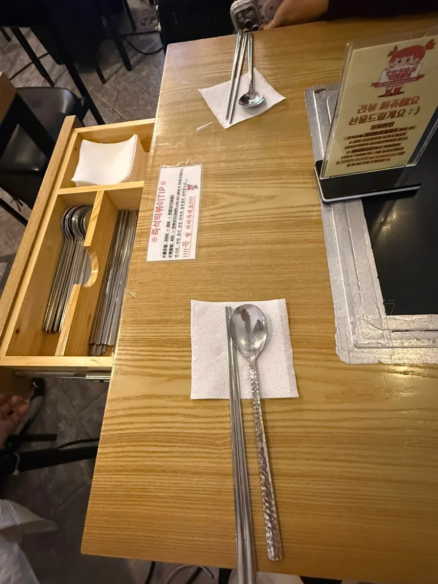 设有自助点餐机和自助吧的店内全景