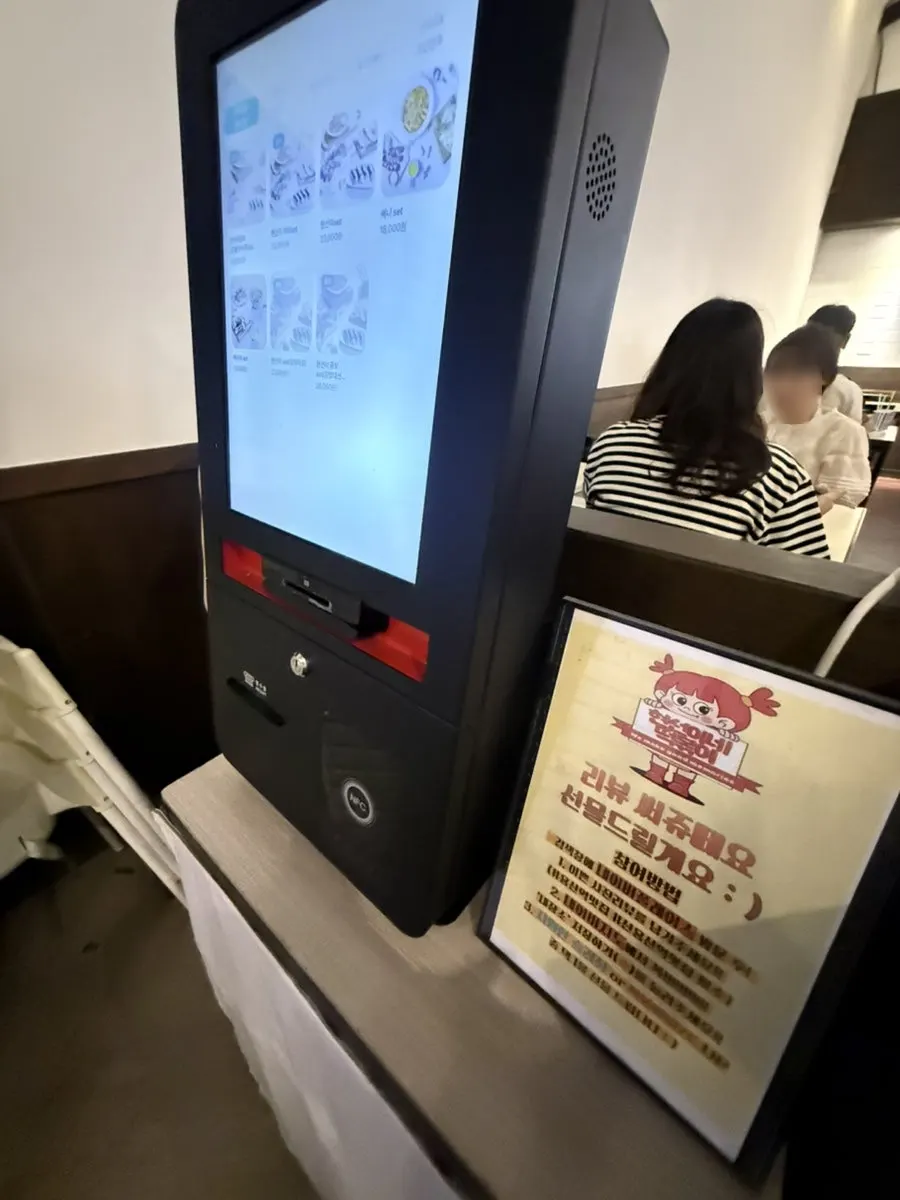 几乎吃空的贤善组合套餐盘子