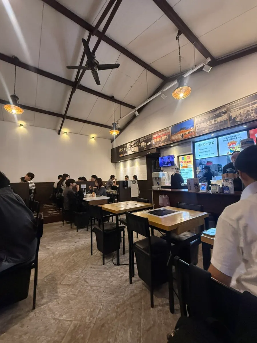 用餐接近尾声时的桌面情景
