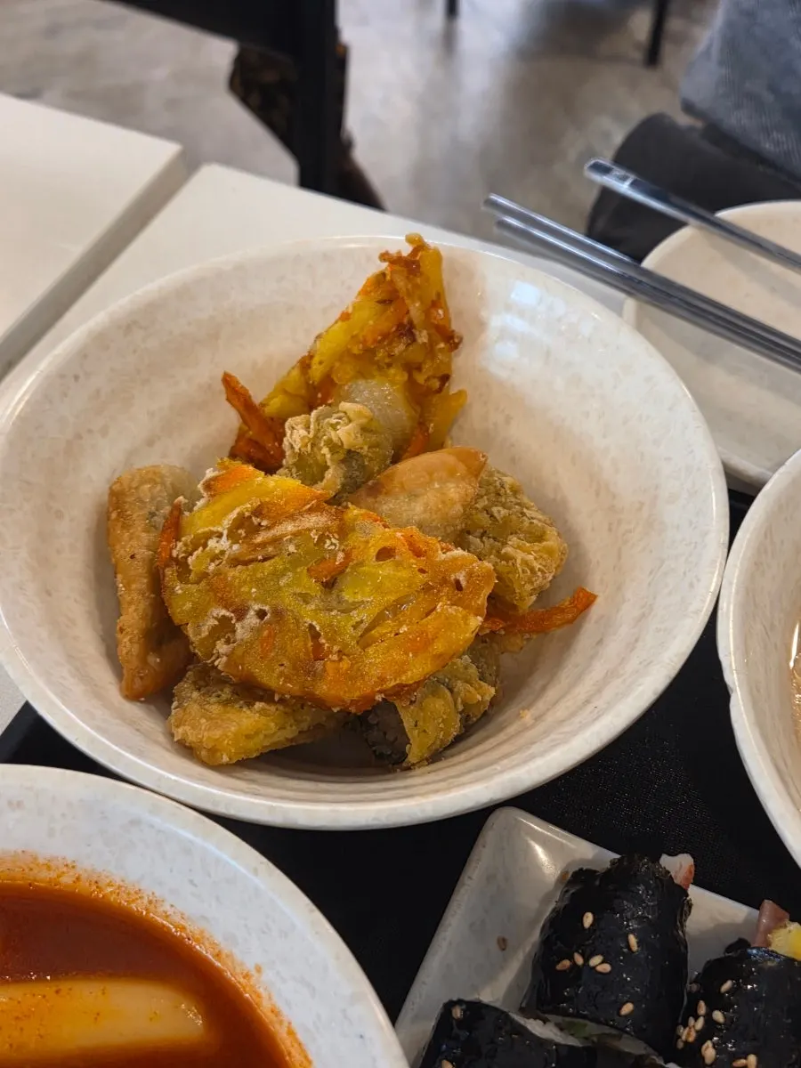 The Hyeonseoni Combo Set laid out with 5 dishes