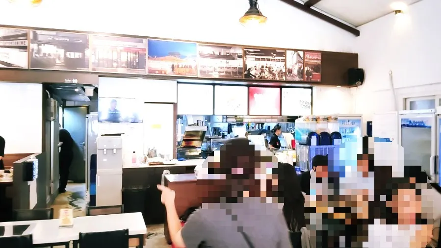 Spacious interior with many seats at Hyeonseonine Yongsan Main Branch