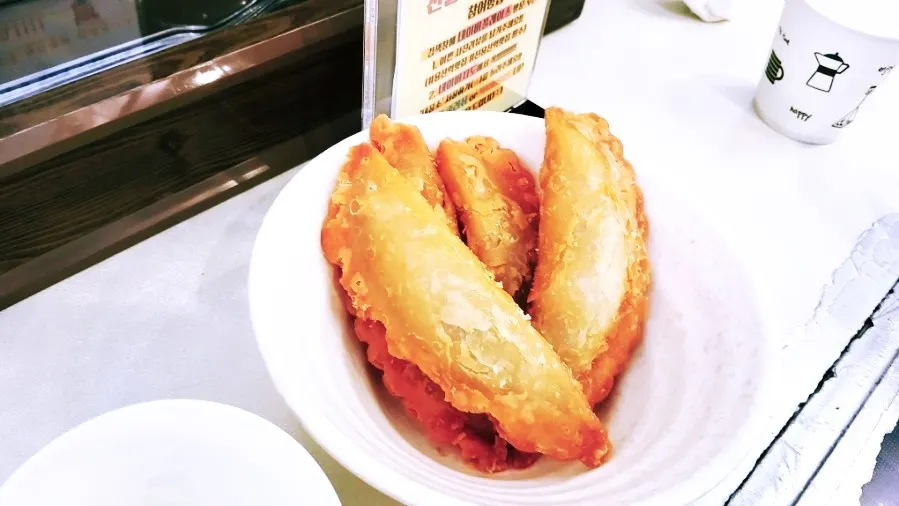 Four yakki-mandu served separately